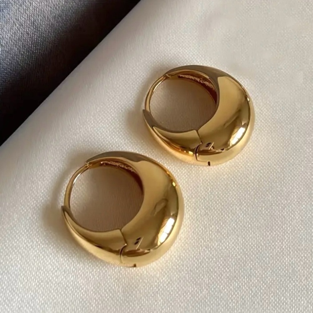 ✨Zara Petite Gold Huggie Earrings - Picture 5 of 6